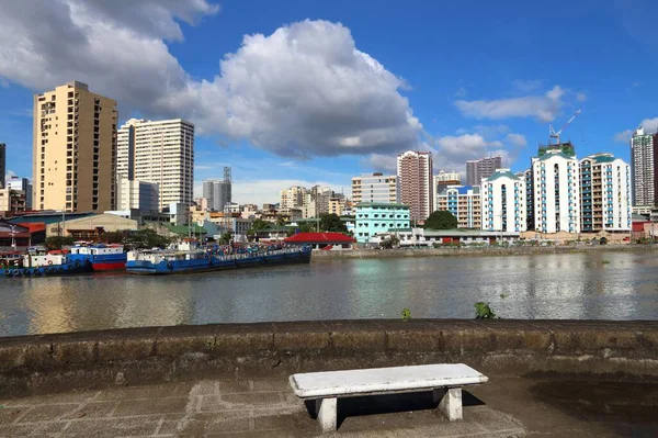 Filipinler Manila Şehrinin Silueti Yerleşim Kuleleri Pasig Nehri — Stok fotoğraf