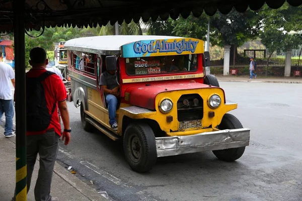Manila Filipinas Novembro 2017 Pessoas Andam Carro Jeepney Transporte Público — Fotografia de Stock
