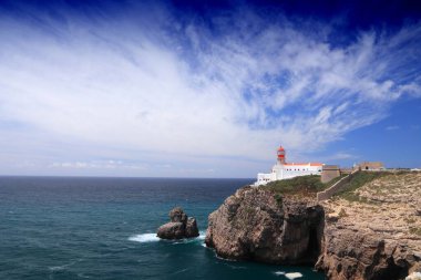 Portekiz - Algarve bölgesinin Batı Atlantik kıyısı. Cape St. Vincent (Cabo Sao Vicente) deniz feneri. Portekiz manzarası.