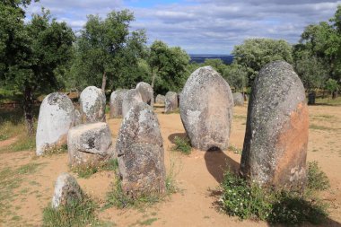 Avrupa 'daki Neolitik bölge. Portekiz 'de Almendres Cromlech megalith taşları.