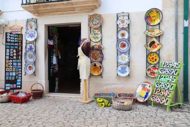 ALCOBACA, PORTUGAL - 22 Mayıs 2018: Alcobaca 'da bir hediyelik eşya dükkanında geleneksel seramik tabaklar. 2016 yılında Portekiz 'i 21,2 milyon turist ziyaret etti.