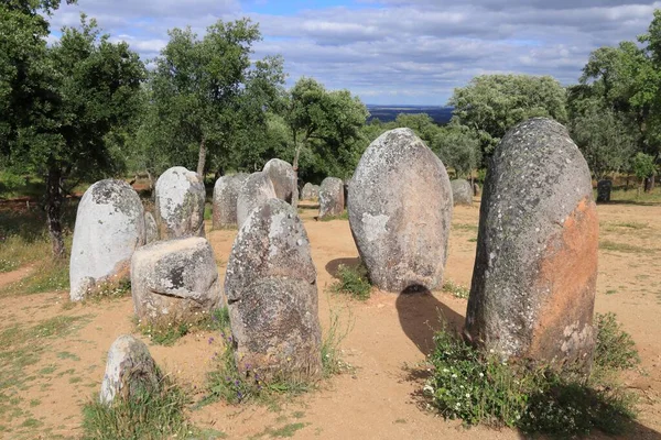 Avrupa 'daki Neolitik bölge. Portekiz 'de Almendres Cromlech megalith taşları.