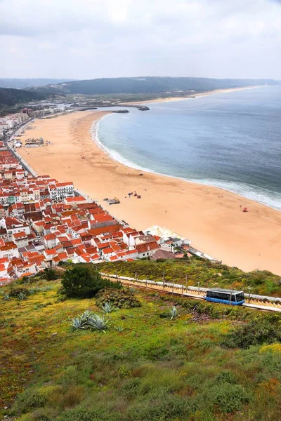 Nazare Stranden Portugal Nazare Stad Bergbana Och Strand — Stockfoto