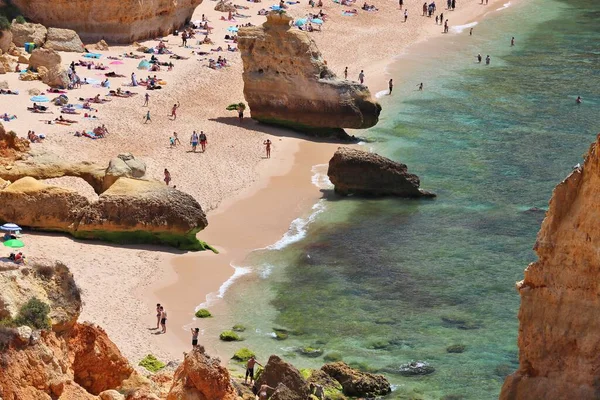 Algarve Portugal Mayo 2018 Multitud Turistas Visitan Playa Marinha Región — Foto de Stock