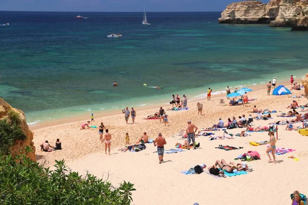 Algarve Portugal Maj 2018 Turistpubliken Besöker Marinha Beach Algarve Regionen — Stockfoto