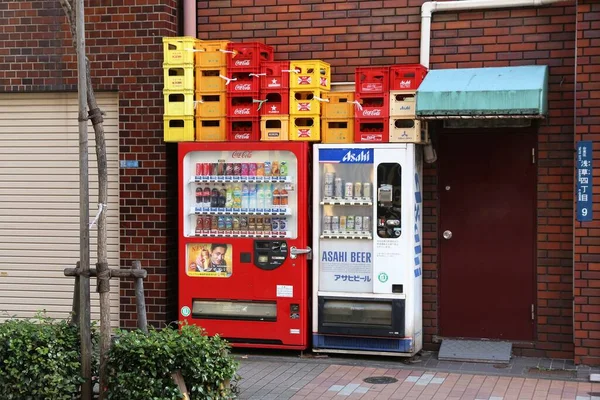 2016年11月29日 東京のソフトドリンクとビール自動販売機 全国に550万台以上の自動販売機があることで有名です — ストック写真