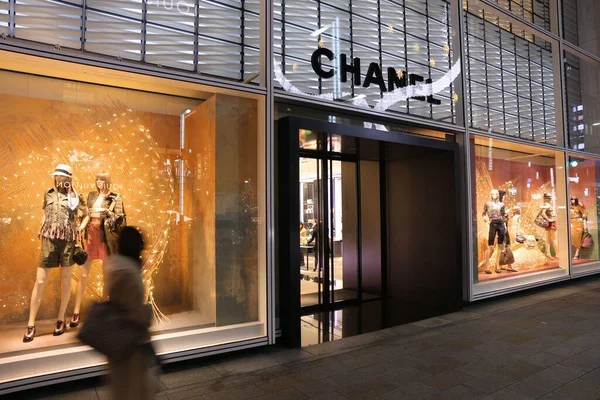 Tokyo Japan December 2016 Folk Går Förbi Chanels Modebutik Ginza — Stockfoto
