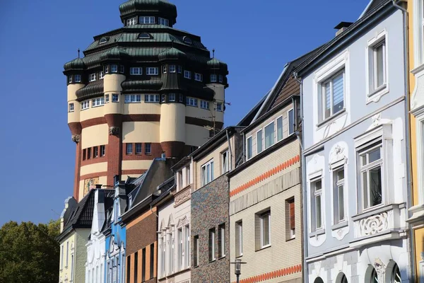 Miasto Moenchengladbach Niemczech Widok Ulicy Monumentalną Wieżą Ciśnień Wasserturm — Zdjęcie stockowe