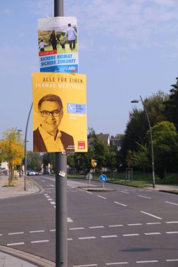 DORTMUND, GERMANY - 16 EPTEMBER 2020: Almanya 'nın Kuzey Ren-Vestfalya bölgesinde yerel seçimler için ikinci tur oylamadan önce AfD ve SPD politikacılarının seçim posterleri (Nordrhein-Westfalen).