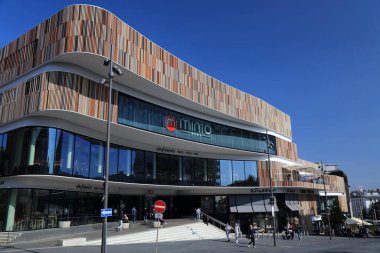 MoENCHENGLADBACH, GERMANY - 18 Eylül 2020: İnsanlar Moenchengladbach, Almanya 'da Minto alışveriş merkezinin önünden geçiyor. Alışveriş merkezi Unibail-Rodamco-Westfield Almanya 'ya ait..