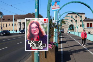 MUELHEIM A.D. RUHR, GERMANY - 21 Eylül 2020: Almanya 'nın Kuzey Ren-Vestfalya bölgesinde yerel seçimler için ikinci tur oylamadan önce SPD adayının seçim posteri (Nordrhein-Westfalen).