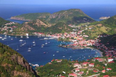 Guadeloupe manzarası - Les Saintes adaları. Terre de Haut Körfezi.