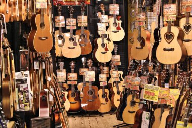 KYOTO, JAPONYA - 27 Kasım 2016: Kyoto, Japonya 'da uzman gitar mağazası. Perakende satışları 2012 yılında Japonya 'da 137.6 trilyon yene ulaştı..
