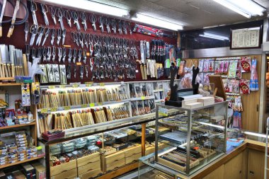 KYOTO, JAPONYA - 27 Kasım 2016: Kyoto, Japonya 'da uzman bir makas mağazası. Perakende satışları 2012 yılında Japonya 'da 137.6 trilyon yene ulaştı..