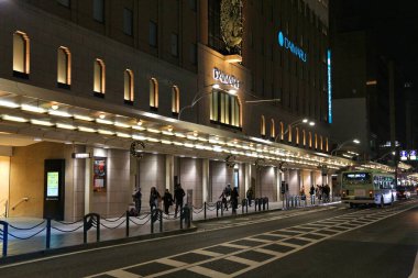 KYOTO, JAPONYA - 27 Kasım 2016: Japonya 'nın Kyoto kentindeki Daimaru mağazasından insanlar alışveriş yapıyor. Kyoto 1,5 milyon nüfusa sahip büyük bir şehirdir..