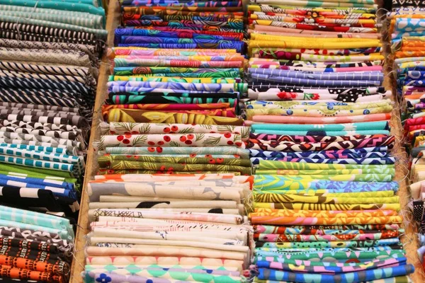 Kyoto 'da bir mağazada Tenugui Japon havluları. Tenugui el havluları Japonya 'dan tipik küçük bir hediyedir..