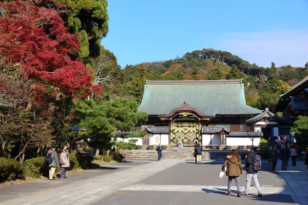 鎌倉市 2016年12月3日 鎌倉市の建長寺の唐門を訪れる観光客 禅宗寺院である — ストック写真