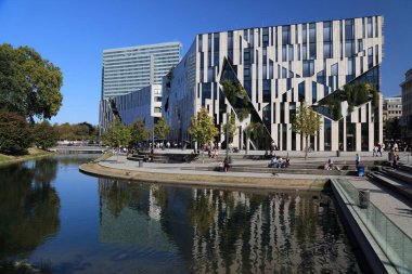 DÜZSELDORF, Almanya - 19 Eylül 2020: insanlar Almanya 'nın Düsseldorf kentini ziyaret ediyor. Düsseldorf, Almanya 'nın en büyük 7. şehridir..