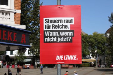 BOCHUM, GERMANY - 17 SEPTEMBER 2020: Almanya 'nın Kuzey Ren-Vestfalya bölgesinde yapılacak ikinci tur seçimlerden önce Die Linke (Sol) siyasi partisinin seçim posterleri (Nordrhein-Westfalen).