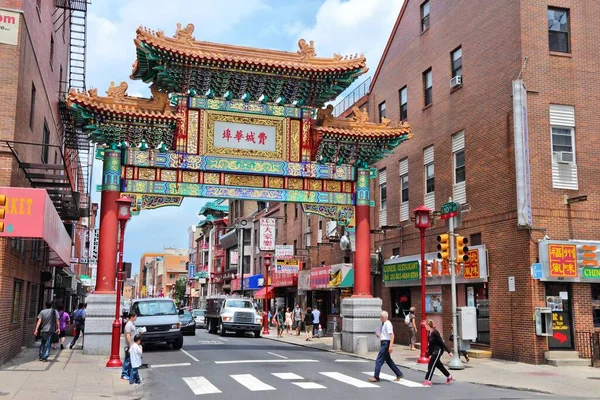 Philadelphia Usa June 2013 People Visit Chinatown Philadelphia Chinatown Gate — Stock Photo, Image