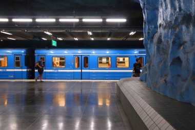 STOCKHOLM, SWEDEN - 24 Ağustos 2018: Stockholm metro (T-bana) İsveç metro istasyonu. Stockholm metrosu, iç mekanları ile ünlüdür..