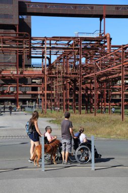 ESSEN, Almanya - 20 Eylül 2020: Engelli turistler Almanya 'nın Essen kentinde Zollverein' i ziyaret ettiler. Zollverein eski sanayi bölgesi, şimdi UNESCO Dünya Mirası Bölgesi.