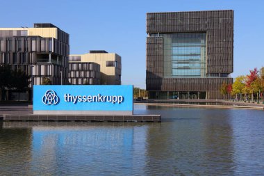 ESSEN, Almanya - 20 Eylül 2020: ThyssenKrupp şirket merkezi Essen, Almanya. ThyssenKrupp dünya çapındaki en büyük çelik üreticilerinden biri olan bir sanayi şirketi..