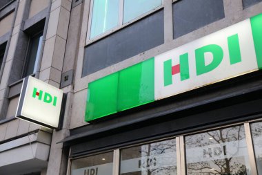 ESSEN, Almanya - 20 Eylül 2020: Essen, Almanya 'daki HDI Sigorta Ofisi. HDI Versicherung bir Alman sigorta şirketi..