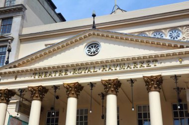 LONDON, İngiltere - 7 Temmuz 2016: Royal Haymarket Tiyatrosu Londra, İngiltere. Tiyatro 1720 yılından beri Londra 'nın kültür sahnesinde yer almaktadır..