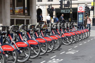 LONDON, İngiltere - 7 Temmuz 2016: Santander Cycles bisiklet kiralama istasyonu West End, Londra, İngiltere. Halka açık bisiklet kiralama ağının 839 istasyonu ve 13.600 bisikleti vardır..