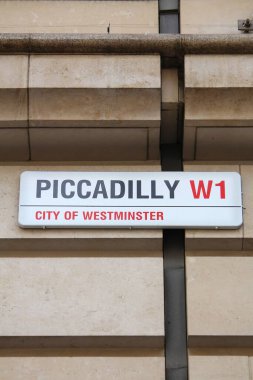 LONDON, İngiltere - 7 Temmuz 2016: Piccadilly sokak tabelası, Londra, İngiltere. Londra, 13 milyon nüfusuyla İngiltere 'nin en kalabalık şehridir..