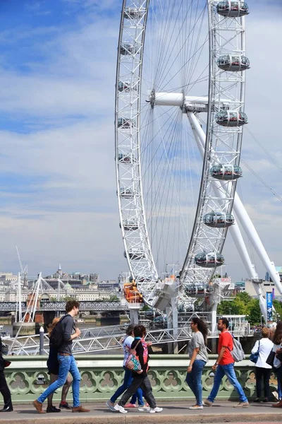 London Egyesült Királyság 2016 Július London Eye Mellett Sétálnak Emberek — Stock Fotó