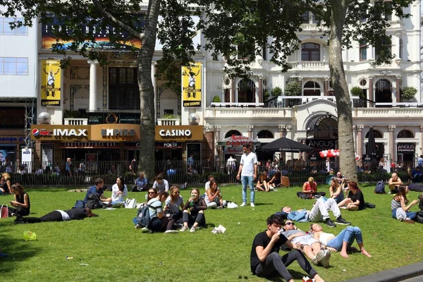 London Ιουλίου 2016 Άνθρωποι Επισκέπτονται Την Πλατεία Leicester Στο Λονδίνο — Φωτογραφία Αρχείου