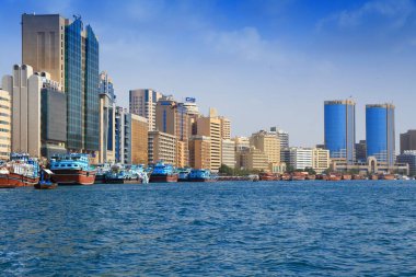 DUBAI, BAE - 9 Aralık 2017: Dhow ahşap kargo gemileri BAE 'deki Dubai Creek limanına demirlediler. Dubai, BAE 'nin en kalabalık şehri ve büyük bir küresel şehirdir..