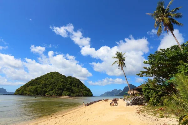 パラダイスビーチの風景 フィリピンのパラワン島 エルニド島のラス カバナスビーチ 木の日除け — ストック写真