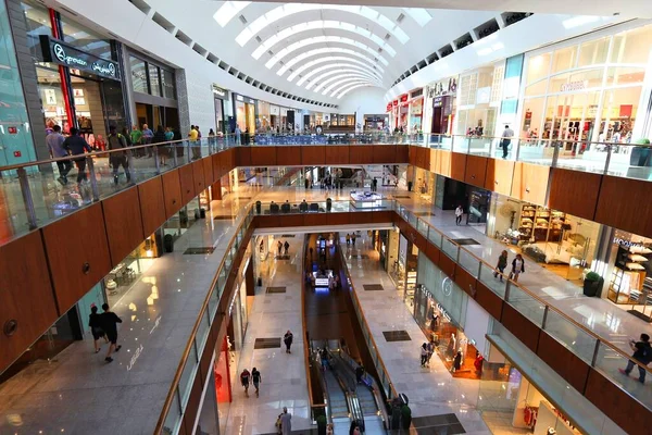 Dubai, BAE - 22 Kasım 2017: alışveriş merkezi Dubai 'de. 500.000 metrekarelik perakende alanıyla dünyanın en büyük alışveriş merkezidir..