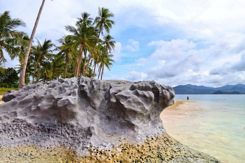 Philippines nature - Palawan island hopping tour view of Pinagbuyutan Island beach.