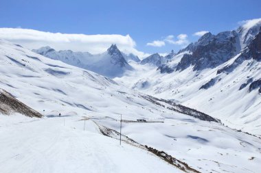 Fransız Alpleri kış karında kayak yapıyor. Avrupa 'daki Valmeinier kayak merkezi.