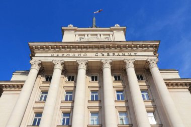 Bulgaristan Parlamentosu - başkent Sofya 'da inşa ediliyor. Ön cephede Narodno Sabranie yazıyor.).
