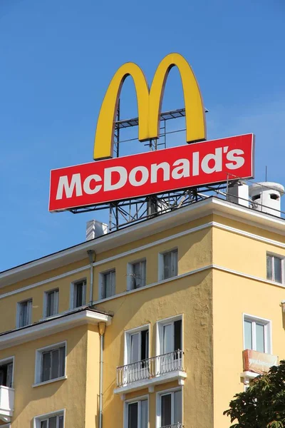 Sofia Bulgaria 2012年8月17日 位于保加利亚索菲亚的麦当劳快餐馆的广告标志 麦当劳在100多个国家拥有约36 900家餐厅 — 图库照片