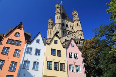 Cologne Old Town, Almanya. Balık Pazarı (Fischmarkt) ve Büyük Aziz Martin Kilisesi 'nin renkli mimarisi.
