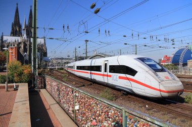 COLOGNE, GERMANY - 22 SEPTEMBER 2020: Almanya 'nın Köln kentindeki ana istasyondan (Hauptbahnhof) hareket eden Deutsche Bahn (Alman Demiryolları) şehirlerarası treni.