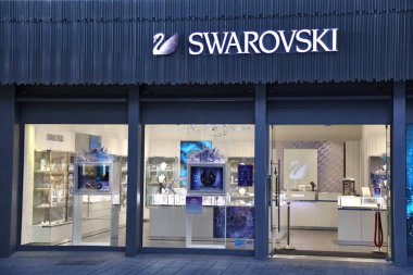 COLOGNE, GERMANY - 21 Eylül 2020: Köln, Almanya 'nın Hohe Caddesi' ndeki Swarovski kuyumcusu. Hohe Caddesi Almanya 'nın en işlek alışveriş merkezlerinden biridir..