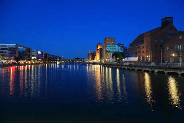 Duisburg Ciudad Nocturna Alemania Puerto Interior Innenhafen Antigua Arquitectura Industrial —  Fotos de Stock