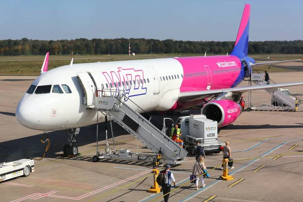 Cologne Germany September 2020 Passengers Board Wizzair Airbus A321 Cologne — Stock Photo, Image