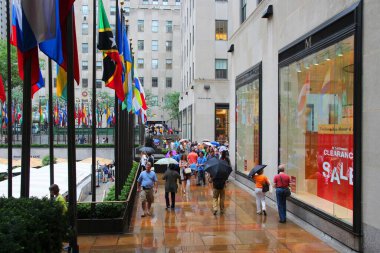 NEW YORK, ABD - 1 Temmuz 2013: New York 'taki Rockefeller Center Promenade' de insanlar alışveriş yapıyor. Rockefeller Center, Amerika Birleşik Devletleri 'nde en çok tanınan şehirlerden biridir..