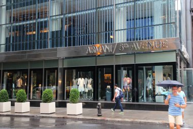 NEW YORK, ABD - 1 Temmuz 2013: Armani 5. Bulvar, New York 'ta insanlar alışveriş yapıyor. 5. Cadde dünyanın en pahalı perakende satış bölgesi (metrekare başına)..