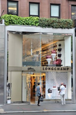 NEW YORK, ABD - 1 Temmuz 2013: Madison Avenue, New York 'ta Longchamp marka çanta mağazası. Madison Bulvarı dünyanın en tanınmış moda alışveriş merkezlerinden biridir..