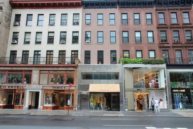 NEW YORK, ABD - 1 Temmuz 2013: İnsanlar Madison Avenue, New York 'taki moda mağazalarını ziyaret ediyor. Madison Bulvarı dünyanın en tanınmış moda alışveriş merkezlerinden biridir..