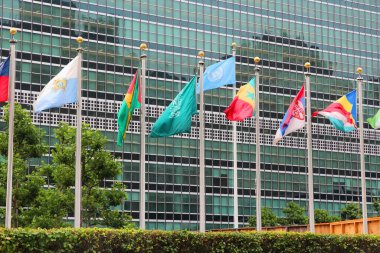 NEW YORK, ABD - 1 Temmuz 2013: New York 'taki Birleşmiş Milletler binasının önündeki bayraklar. BM, 193 üye ülkeyle barışı koruma amaçlı bir örgüt.